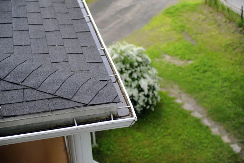 Toiture avec gouttière nettoyer