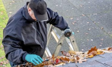 L'entretien et le nettoyage des gouttières, un mal nécessaire - Société  d'habitation du Québec